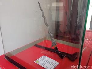 Melihat Lebih Dekat Pusaka Raden Arya Wiralodra di Indramayu