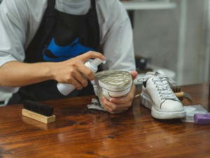 Banyak yang Salah! Begini Cara Mencuci Sepatu yang Benar