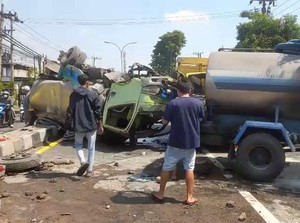 6 Kendaraan di Pasuruan Kecelakaan Beruntun, Truk-Motor Terbakar