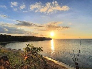 Pesona Pantai Kencana Sumbawa, Surga Tersembunyi dengan Sunset Menawan