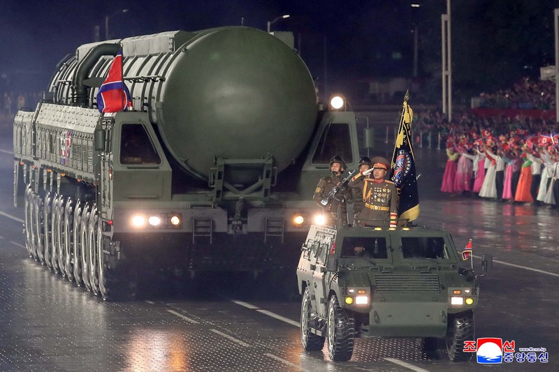Parade militer merayakan ulang tahun ke-80 berdirinya Partai Buruh Korea (WPK) yang berkuasa, di Pyongyang, Korea Utara, dalam foto yang dirilis, Sabtu (11/10/2025). Pemimpin Korea Utara Kim Jong Un memamerkan rudal balistik antar benua (Intercontinental Ballistic Missile/ICBM). Parade militer merayakan ulang tahun ke-80 berdirinya Partai Buruh Korea (WPK) yang berkuasa, di Pyongyang, Korea Utara, dalam foto yang dirilis, Sabtu (11/10/2025). Pemimpin Korea Utara Kim Jong Un memamerkan rudal balistik antar benua (Intercontinental Ballistic Missile/ICBM). (via REUTERS/KCNA)