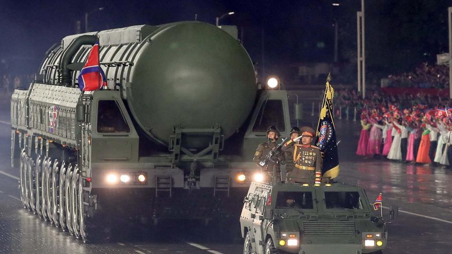 Parade militer merayakan ulang tahun ke-80 berdirinya Partai Buruh Korea (WPK) yang berkuasa, di Pyongyang, Korea Utara, dalam foto yang dirilis, Sabtu (11/10/2025). Pemimpin Korea Utara Kim Jong Un memamerkan rudal balistik antar benua (Intercontinental Ballistic Missile/ICBM). (via REUTERS/KCNA)