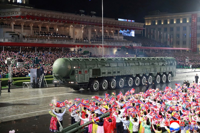 Parade militer merayakan ulang tahun ke-80 berdirinya Partai Buruh Korea (WPK) yang berkuasa, di Pyongyang, Korea Utara, dalam foto yang dirilis, Sabtu (11/10/2025). Pemimpin Korea Utara Kim Jong Un memamerkan rudal balistik antar benua (Intercontinental Ballistic Missile/ICBM). Parade militer merayakan ulang tahun ke-80 berdirinya Partai Buruh Korea (WPK) yang berkuasa, di Pyongyang, Korea Utara, dalam foto yang dirilis, Sabtu (11/10/2025). Pemimpin Korea Utara Kim Jong Un memamerkan rudal balistik antar benua (Intercontinental Ballistic Missile/ICBM). (via REUTERS/KCNA)