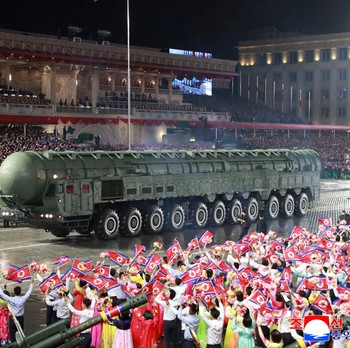 Kim Jong Un Pamer Rudal Antar Benua saat Parade Militer