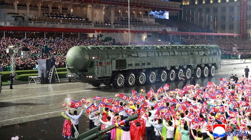Parade militer merayakan ulang tahun ke-80 berdirinya Partai Buruh Korea (WPK) yang berkuasa, di Pyongyang, Korea Utara, dalam foto yang dirilis, Sabtu (11/10/2025). Pemimpin Korea Utara Kim Jong Un memamerkan rudal balistik antar benua (Intercontinental Ballistic Missile/ICBM). (via REUTERS/KCNA)