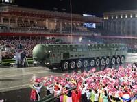Kim Jong Un Pamer Rudal Antar Benua saat Parade Militer