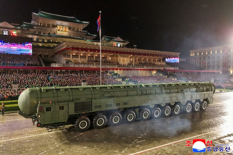 Parade militer merayakan ulang tahun ke-80 berdirinya Partai Buruh Korea (WPK) yang berkuasa, di Pyongyang, Korea Utara, dalam foto yang dirilis, Sabtu (11/10/2025). Pemimpin Korea Utara Kim Jong Un memamerkan rudal balistik antar benua (Intercontinental Ballistic Missile/ICBM). Parade militer merayakan ulang tahun ke-80 berdirinya Partai Buruh Korea (WPK) yang berkuasa, di Pyongyang, Korea Utara, dalam foto yang dirilis, Sabtu (11/10/2025). Pemimpin Korea Utara Kim Jong Un memamerkan rudal balistik antar benua (Intercontinental Ballistic Missile/ICBM). (via REUTERS/KCNA)