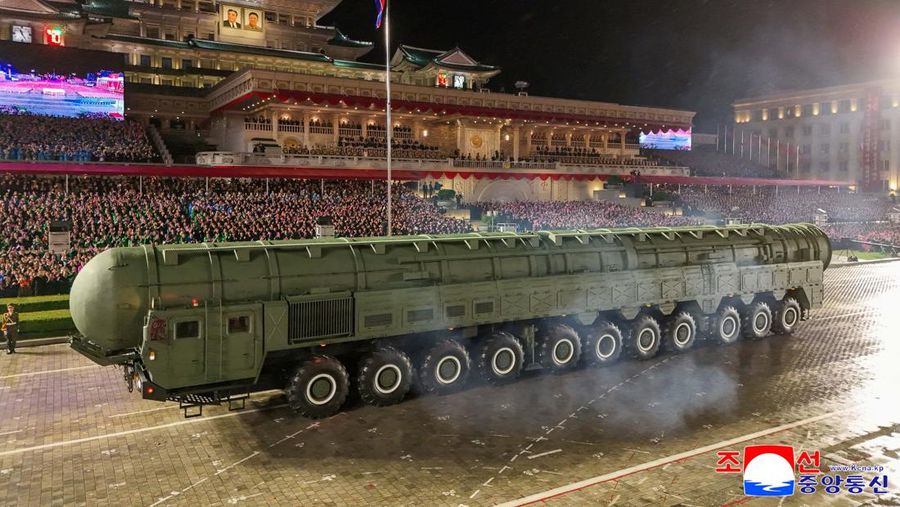 Parade militer merayakan ulang tahun ke-80 berdirinya Partai Buruh Korea (WPK) yang berkuasa, di Pyongyang, Korea Utara, dalam foto yang dirilis, Sabtu (11/10/2025). Pemimpin Korea Utara Kim Jong Un memamerkan rudal balistik antar benua (Intercontinental Ballistic Missile/ICBM). (via REUTERS/KCNA)