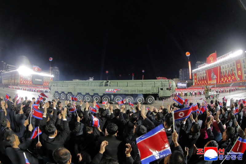 Parade militer merayakan ulang tahun ke-80 berdirinya Partai Buruh Korea (WPK) yang berkuasa, di Pyongyang, Korea Utara, dalam foto yang dirilis, Sabtu (11/10/2025). Pemimpin Korea Utara Kim Jong Un memamerkan rudal balistik antar benua (Intercontinental Ballistic Missile/ICBM). Parade militer merayakan ulang tahun ke-80 berdirinya Partai Buruh Korea (WPK) yang berkuasa, di Pyongyang, Korea Utara, dalam foto yang dirilis, Sabtu (11/10/2025). Pemimpin Korea Utara Kim Jong Un memamerkan rudal balistik antar benua (Intercontinental Ballistic Missile/ICBM). (via REUTERS/KCNA)