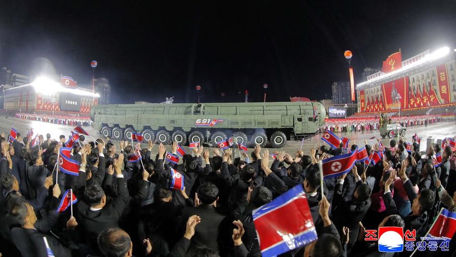Parade militer merayakan ulang tahun ke-80 berdirinya Partai Buruh Korea (WPK) yang berkuasa, di Pyongyang, Korea Utara, dalam foto yang dirilis, Sabtu (11/10/2025). Pemimpin Korea Utara Kim Jong Un memamerkan rudal balistik antar benua (Intercontinental Ballistic Missile/ICBM). (via REUTERS/KCNA)