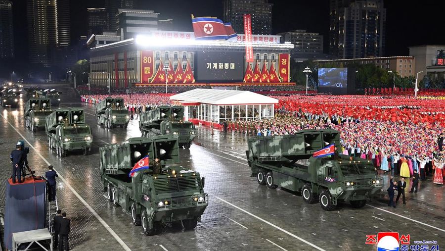 Parade militer merayakan ulang tahun ke-80 berdirinya Partai Buruh Korea (WPK) yang berkuasa, di Pyongyang, Korea Utara, dalam foto yang dirilis, Sabtu (11/10/2025). Pemimpin Korea Utara Kim Jong Un memamerkan rudal balistik antar benua (Intercontinental Ballistic Missile/ICBM). (via REUTERS/KCNA)