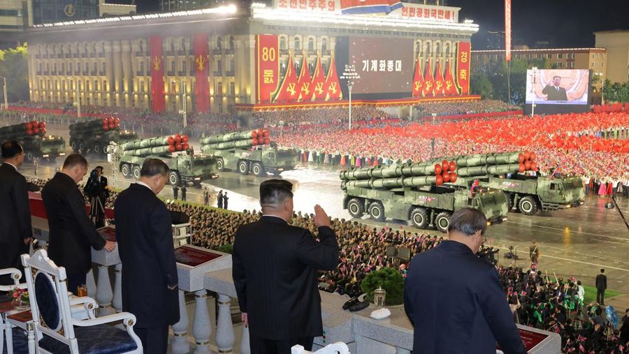Parade militer merayakan ulang tahun ke-80 berdirinya Partai Buruh Korea (WPK) yang berkuasa, di Pyongyang, Korea Utara, dalam foto yang dirilis, Sabtu (11/10/2025). Pemimpin Korea Utara Kim Jong Un memamerkan rudal balistik antar benua (Intercontinental Ballistic Missile/ICBM). (via REUTERS/KCNA)