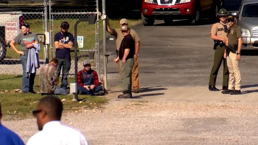 Petugas penegak hukum menjaga gerbang di luar pabrik bahan peledak militer Accurate Energetic Systems, setelah ledakan di fasilitas tersebut di Bucksnort, Tennessee, AS, 10 Oktober 2025. (via REUTERS/ABC Affiliate WKRN)
