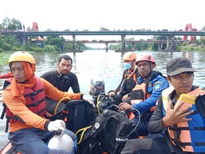 Pemotor Jatuh dari Jembatan Kembar Gowa Usai Tabrak Trotoar, Tim SAR Cari