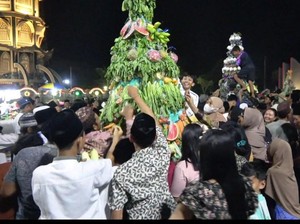 Kemeriahan Tradisi Sedekah Bumi Simbol Kerukunan Umat di Lamongan