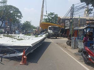 Truk Senggol Baliho hingga Roboh di Pondok Ungu Bekasi, Lalin Tersendat