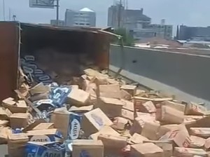 Truk Terbalik di Tol Layang Pettarani Makassar gegara Ban Meletus