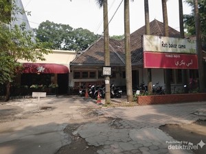 Kedai Roti Legendaris di Bandung: Nuansa Jadul, Harga Cuma Rp 5 Ribu