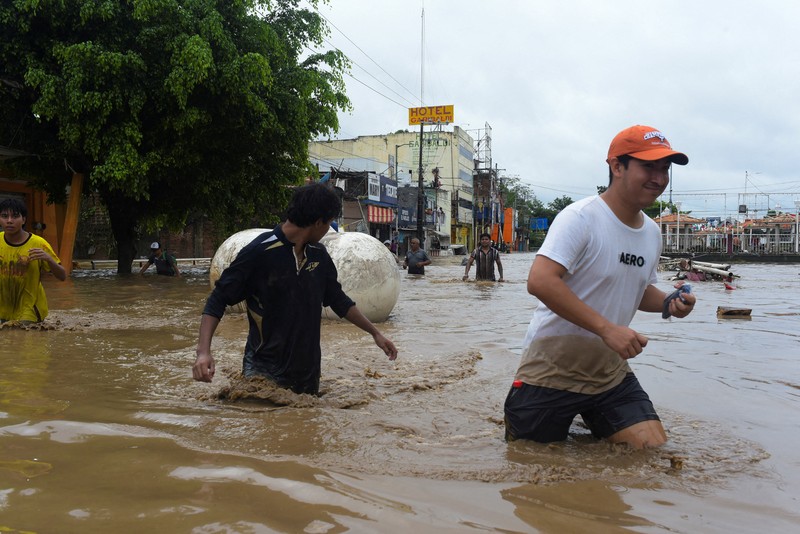 Warga terkena dampak hujan lebat yang menyebabkan meluapnya sungai di Poza Rica, negara bagian Veracruz, Meksiko, Jumat (10/10/2025). Warga terkena dampak hujan lebat yang menyebabkan meluapnya sungai di Poza Rica, negara bagian Veracruz, Meksiko, Jumat (10/10/2025). (REUTERS/Rolando Ramos)