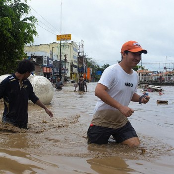 Puluhan Orang Tewas Seketika Dihantam Banjir-Longsor di Meksiko