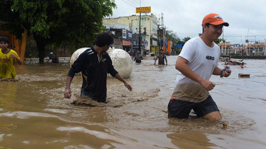 Warga terkena dampak hujan lebat yang menyebabkan meluapnya sungai di Poza Rica, negara bagian Veracruz, Meksiko, Jumat (10/10/2025). (REUTERS/Rolando Ramos)