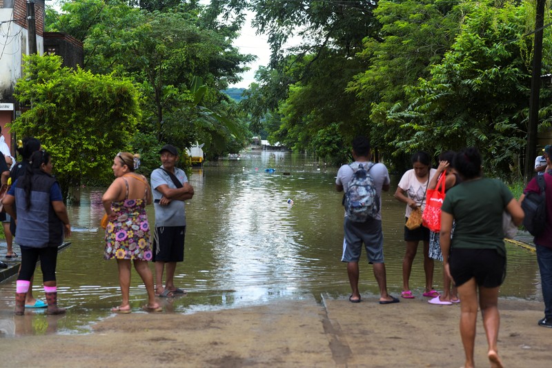 Warga terkena dampak hujan lebat yang menyebabkan meluapnya sungai di Poza Rica, negara bagian Veracruz, Meksiko, Jumat (10/10/2025). Warga terkena dampak hujan lebat yang menyebabkan meluapnya sungai di Poza Rica, negara bagian Veracruz, Meksiko, Jumat (10/10/2025). (REUTERS/Rolando Ramos)