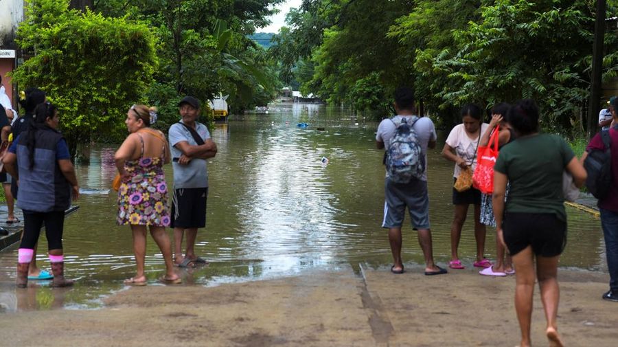 Warga terkena dampak hujan lebat yang menyebabkan meluapnya sungai di Poza Rica, negara bagian Veracruz, Meksiko, Jumat (10/10/2025). (REUTERS/Rolando Ramos)
