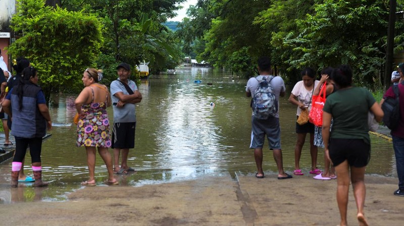Warga terkena dampak hujan lebat yang menyebabkan meluapnya sungai di Poza Rica, negara bagian Veracruz, Meksiko, Jumat (10/10/2025). (REUTERS/Rolando Ramos)