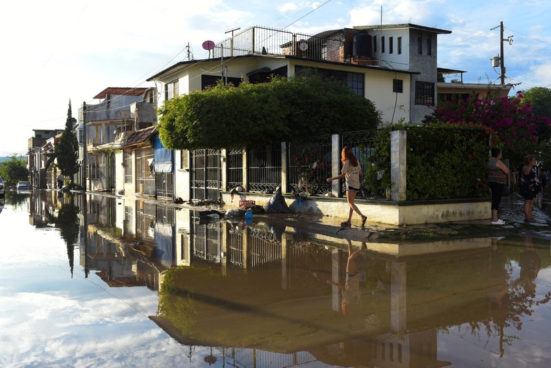 Warga terkena dampak hujan lebat yang menyebabkan meluapnya sungai di Poza Rica, negara bagian Veracruz, Meksiko, Jumat (10/10/2025). Warga terkena dampak hujan lebat yang menyebabkan meluapnya sungai di Poza Rica, negara bagian Veracruz, Meksiko, Jumat (10/10/2025). (REUTERS/Rolando Ramos)