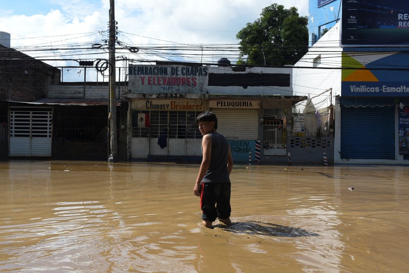Warga terkena dampak hujan lebat yang menyebabkan meluapnya sungai di Poza Rica, negara bagian Veracruz, Meksiko, Jumat (10/10/2025). Warga terkena dampak hujan lebat yang menyebabkan meluapnya sungai di Poza Rica, negara bagian Veracruz, Meksiko, Jumat (10/10/2025). (REUTERS/Rolando Ramos)