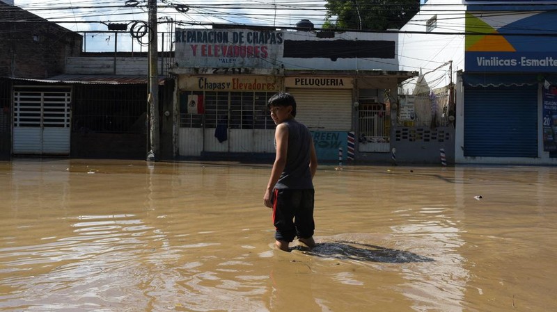 Warga terkena dampak hujan lebat yang menyebabkan meluapnya sungai di Poza Rica, negara bagian Veracruz, Meksiko, Jumat (10/10/2025). (REUTERS/Rolando Ramos)