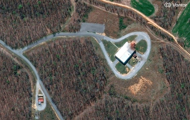 Citra satelit menunjukkan lokasi ledakan dilihat lebih dekat dari fasilitas sistem energi akurat di Humphreys County, Tennessee, AS, 10 Oktober 2025. (via REUTERS/Satellite image ©2025 Vantor)