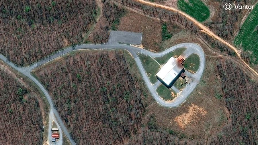 Citra satelit menunjukkan lokasi ledakan dilihat lebih dekat dari fasilitas sistem energi akurat di Humphreys County, Tennessee, AS, 10 Oktober 2025. (via REUTERS/Satellite image ©2025 Vantor)