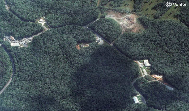 Citra satelit menunjukkan lokasi ledakan dilihat lebih dekat dari fasilitas sistem energi akurat di Humphreys County, Tennessee, AS, 10 Oktober 2025. (via REUTERS/Satellite image ©2025 Vantor)