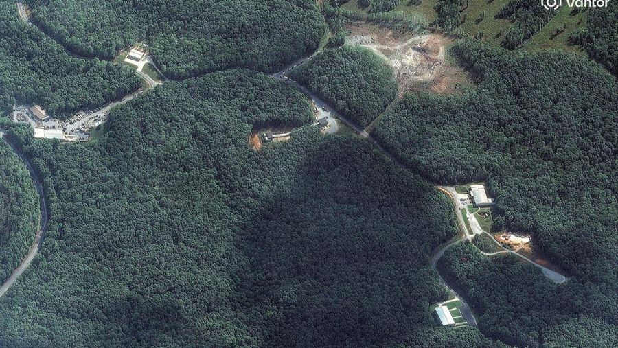 Citra satelit menunjukkan lokasi ledakan dilihat lebih dekat dari fasilitas sistem energi akurat di Humphreys County, Tennessee, AS, 10 Oktober 2025. (via REUTERS/Satellite image ©2025 Vantor)
