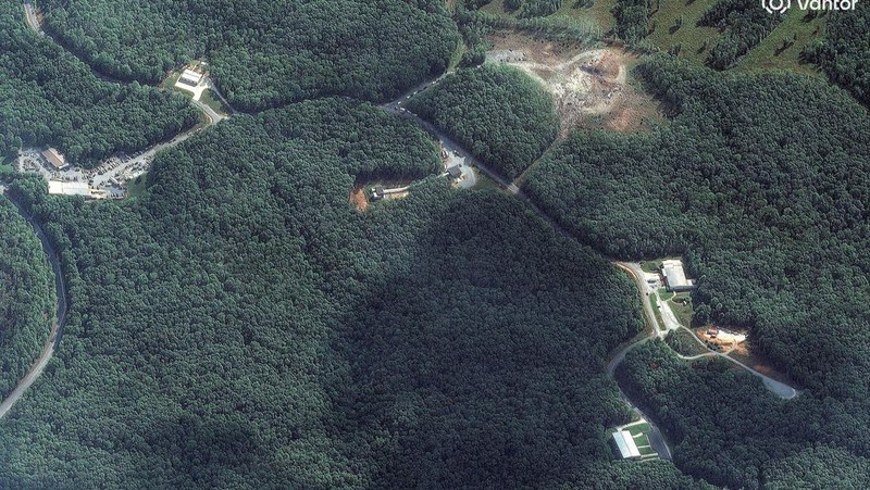 Citra satelit menunjukkan lokasi ledakan dilihat lebih dekat dari fasilitas sistem energi akurat di Humphreys County, Tennessee, AS, 10 Oktober 2025. (via REUTERS/Satellite image ©2025 Vantor)
