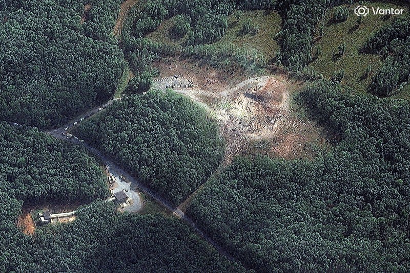 Citra satelit menunjukkan lokasi ledakan dilihat lebih dekat dari fasilitas sistem energi akurat di Humphreys County, Tennessee, AS, 10 Oktober 2025. (via REUTERS/Satellite image ©2025 Vantor)