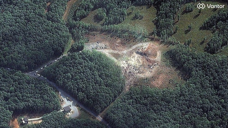 Citra satelit menunjukkan lokasi ledakan dilihat lebih dekat dari fasilitas sistem energi akurat di Humphreys County, Tennessee, AS, 10 Oktober 2025. (via REUTERS/Satellite image ©2025 Vantor)