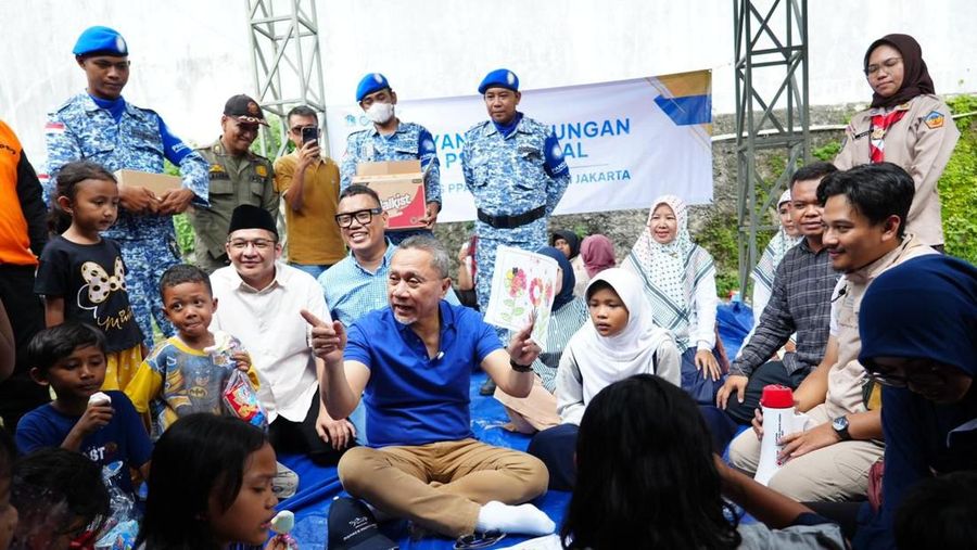 Ketum PAN Zulkifli Hasan Berikan Bantuan Pangan-Modal Usaha Kepada Korban Kebakaran Pengadegan. (Dok: PAN)