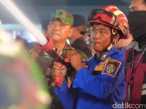 Aksi Damkar Malinau Guyur Penonton Konser Agar Tak Pingsan