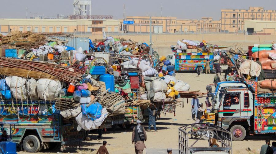 Orang-orang berjalan melewati kendaraan yang diparkir berisi barang-barang milik warga negara Afghanistan, saat mereka kembali ke negara mereka, setelah Pakistan menutup perlintasan perbatasan dengan Afghanistan, menyusul baku tembak antara pasukan kedua negara di Chaman, Perlintasan Perbatasan di sepanjang Perbatasan Pakistan-Afghanistan di Provinsi Balochistan, di Chaman, Pakistan, 12 Oktober 2025. (REUTERS/Saeed Ali Achakzai)