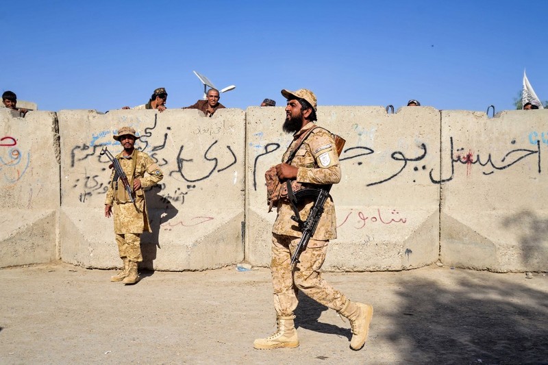 Pasukan Taliban Afghanistan melancarkan serangan bersenjata terhadap tentara Pakistan di sepanjang perbatasan bersama mereka. (Sanaullah SEIAM/AFP)