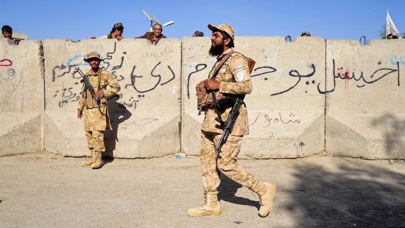 Pasukan Taliban Afghanistan melancarkan serangan bersenjata terhadap tentara Pakistan di sepanjang perbatasan bersama mereka. (Sanaullah SEIAM/AFP)
