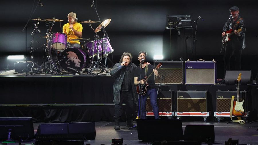 Presiden Argentina Javier Milei mencuri perhatian dunia setelah menggelar konser rock spektakuler dalam rangka peluncuran bukunya yang berjudul “The Construction of the Miracle”, Senin (6/10/2025). (REUTERS/Agustin Marcarian)