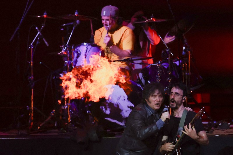Presiden Argentina Javier Milei mencuri perhatian dunia setelah menggelar konser rock spektakuler dalam rangka peluncuran bukunya yang berjudul “The Construction of the Miracle”, Senin (6/10/2025). (REUTERS/Agustin Marcarian)