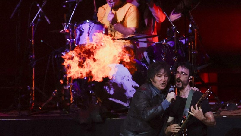 Presiden Argentina Javier Milei mencuri perhatian dunia setelah menggelar konser rock spektakuler dalam rangka peluncuran bukunya yang berjudul “The Construction of the Miracle”, Senin (6/10/2025). (REUTERS/Agustin Marcarian)