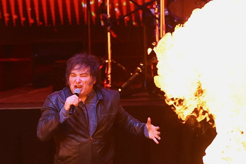 Presiden Argentina Javier Milei mencuri perhatian dunia setelah menggelar konser rock spektakuler dalam rangka peluncuran bukunya yang berjudul “The Construction of the Miracle”, Senin (6/10/2025). (REUTERS/Agustin Marcarian)