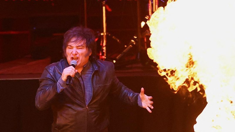 Presiden Argentina Javier Milei mencuri perhatian dunia setelah menggelar konser rock spektakuler dalam rangka peluncuran bukunya yang berjudul “The Construction of the Miracle”, Senin (6/10/2025). (REUTERS/Agustin Marcarian)