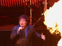 Potret Presiden Gelar Konser Rock, Tampil Nyentrik bak Superstar