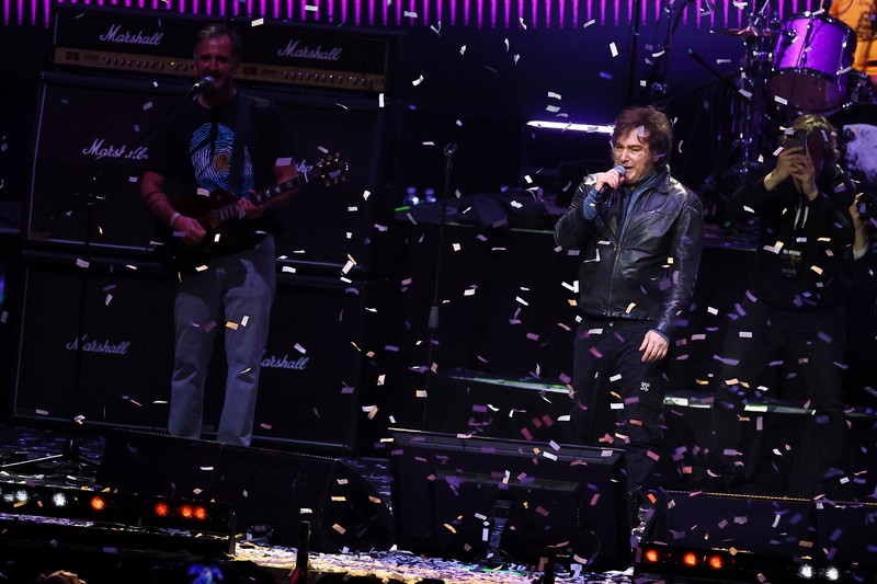 Presiden Argentina Javier Milei mencuri perhatian dunia setelah menggelar konser rock spektakuler dalam rangka peluncuran bukunya yang berjudul “The Construction of the Miracle”, Senin (6/10/2025). (REUTERS/Agustin Marcarian)
